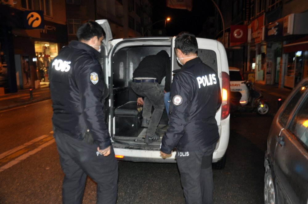 Polisin kapattığı kahvehaneyi 2 saat sonra yeniden açtılar: 24 gözaltı, 98 bin TL ceza