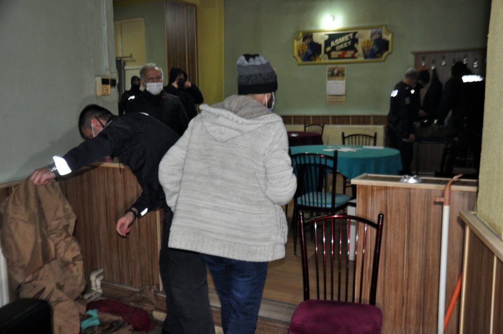 Polisin kapattığı kahvehaneyi 2 saat sonra yeniden açtılar: 24 gözaltı, 98 bin TL ceza