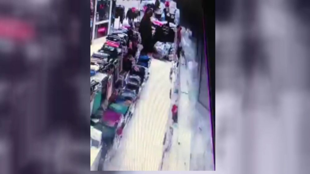Tuhafiye dükkanının kasasındaki paraları çalan kadın kamerada