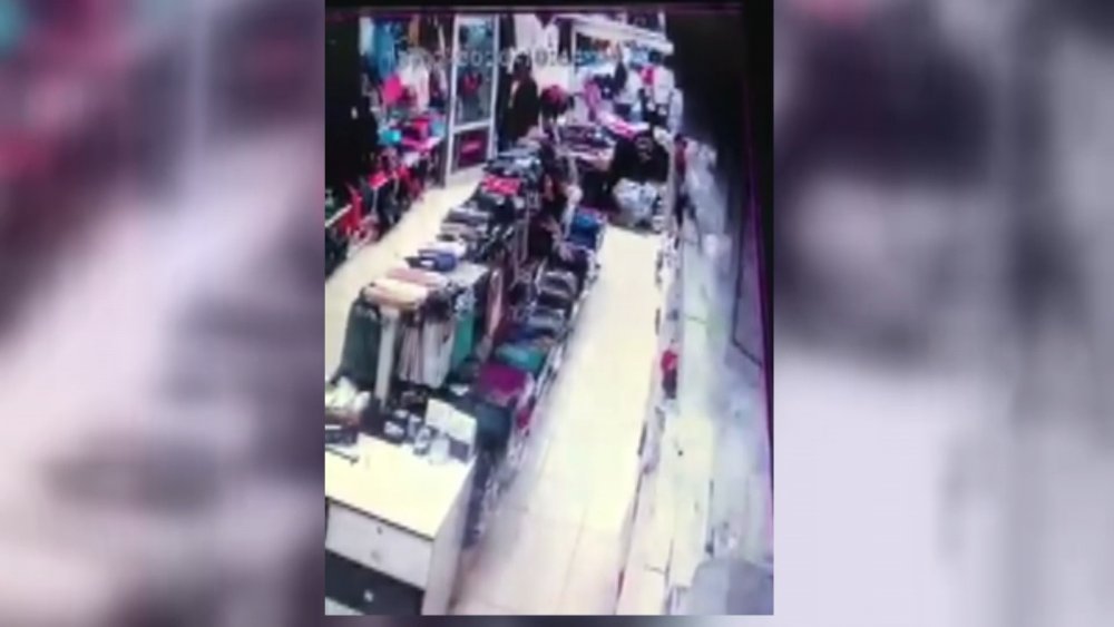 Tuhafiye dükkanının kasasındaki paraları çalan kadın kamerada