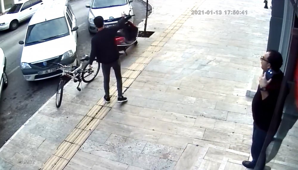 Antalya'da çocukların torpil şakası esnafı korkuttu