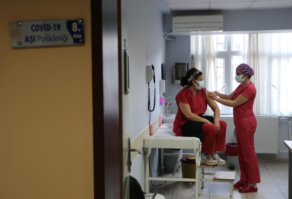 Denizli'de 17 bin sağlık çalışanı aşı olacak