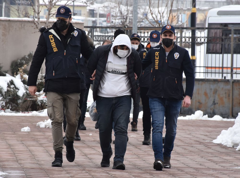 E-posta gönderdikleri kadına, 'casus yazılım' ile şantaj yapanlar adliyede