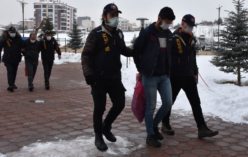 E-posta gönderdikleri kadına, 'casus yazılım' ile şantaj yapanlar adliyede