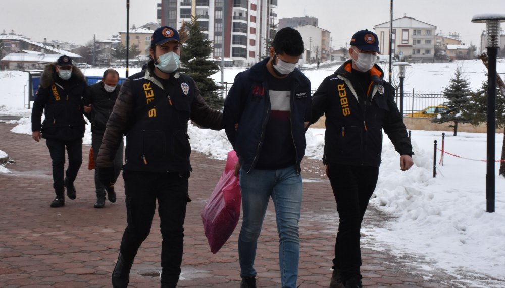E-posta gönderdikleri kadına, 'casus yazılım' ile şantaj yapanlar adliyede
