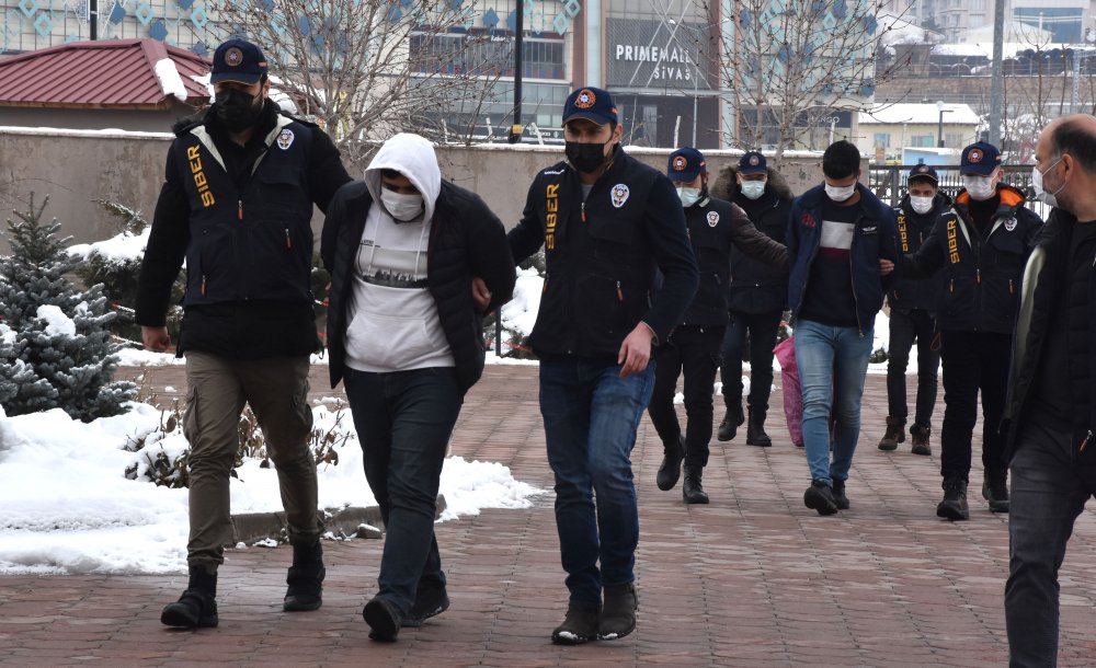 E-posta gönderdikleri kadına, 'casus yazılım' ile şantaj yapanlar adliyede