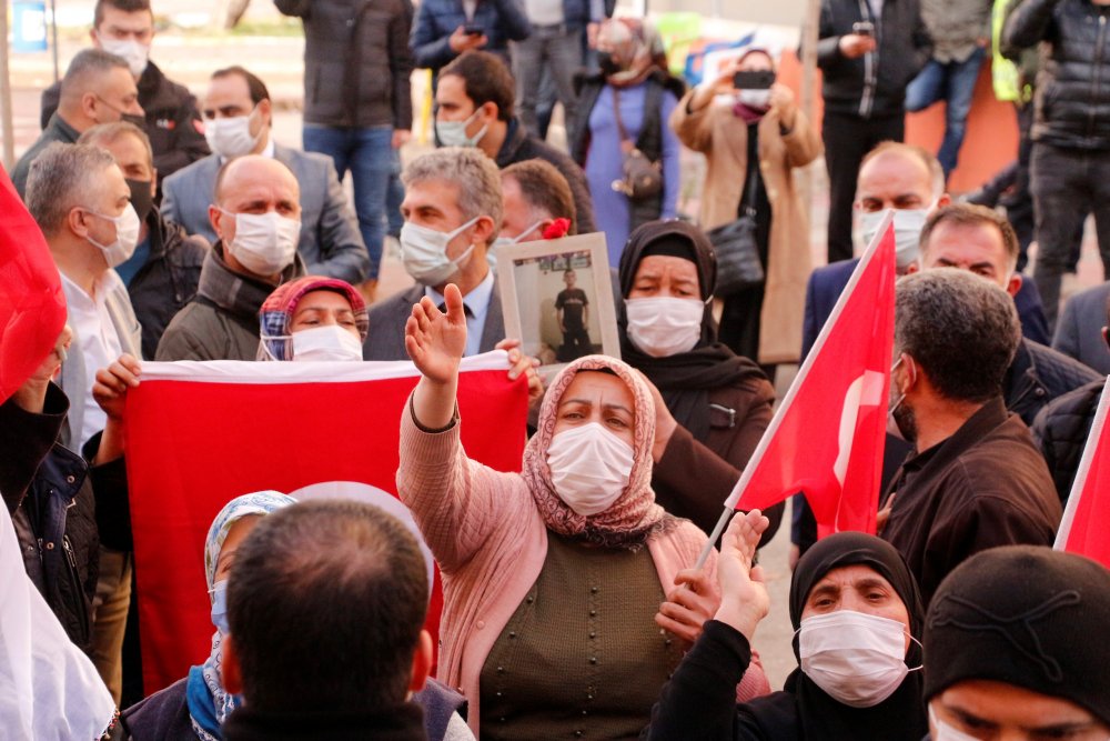 Evlat nöbetindeki anne: PKK'yı bitirerek, çocuklarımızı ellerinden alacağız inşallah