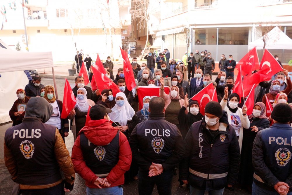 Evlat nöbetindeki anne: PKK'yı bitirerek, çocuklarımızı ellerinden alacağız inşallah