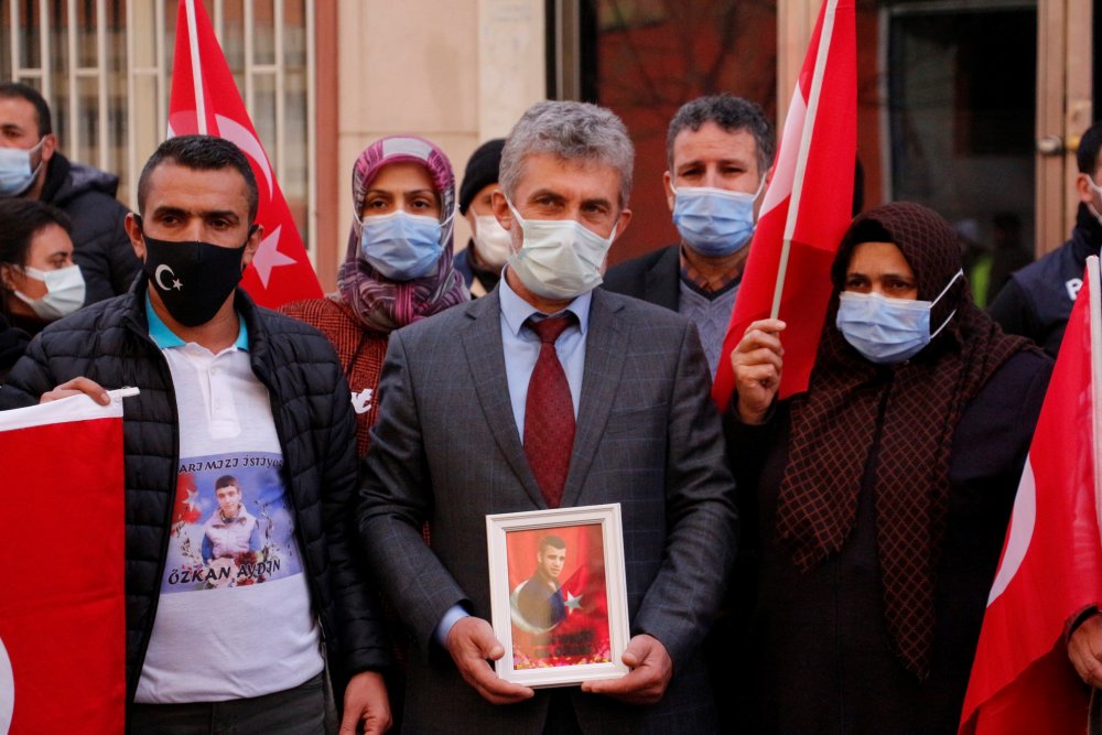 Evlat nöbetindeki anne: PKK'yı bitirerek, çocuklarımızı ellerinden alacağız inşallah