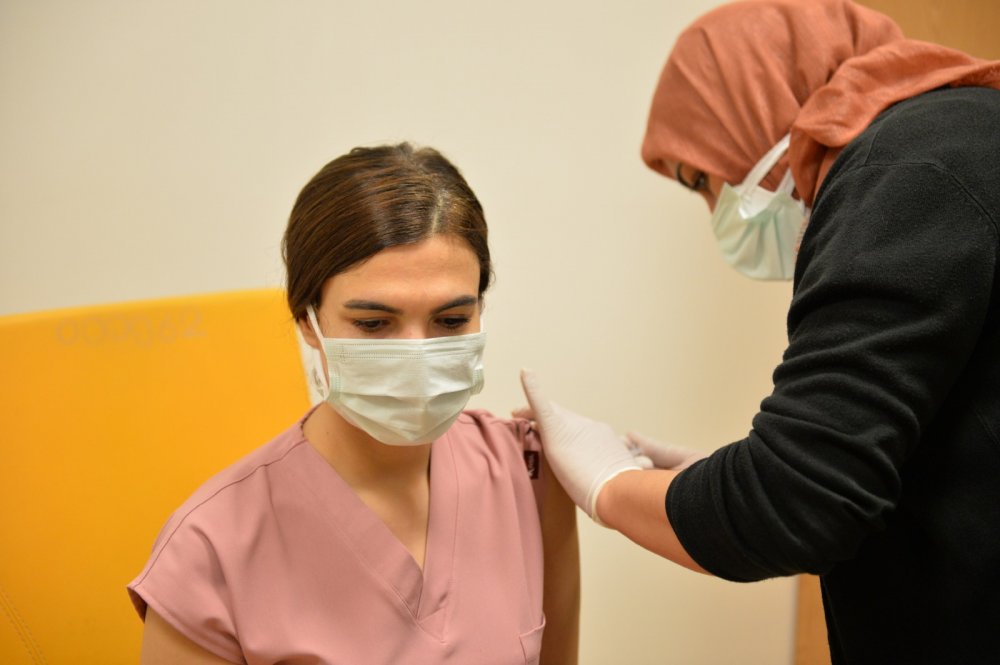 Kahramanmaraş'ta bin 600 sağlık çalışanı aşılandı