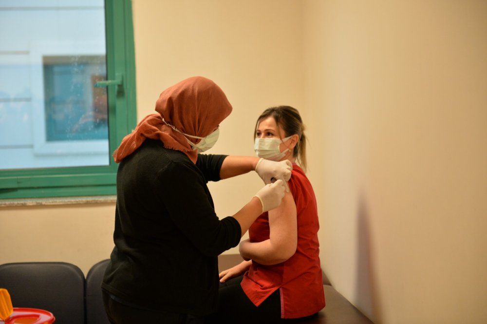 Kahramanmaraş'ta bin 600 sağlık çalışanı aşılandı