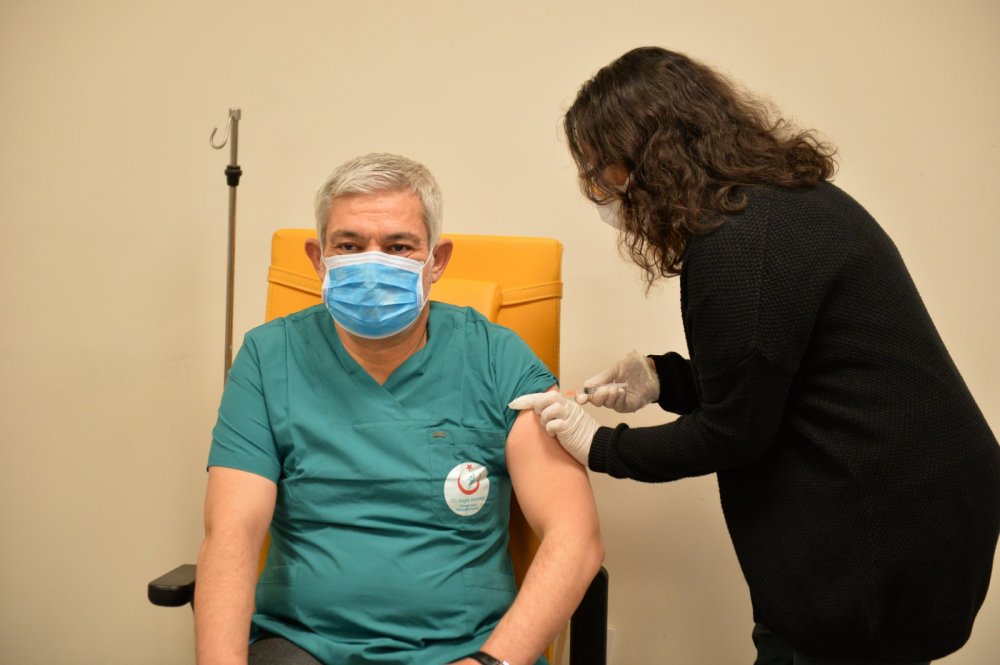 Kahramanmaraş'ta bin 600 sağlık çalışanı aşılandı