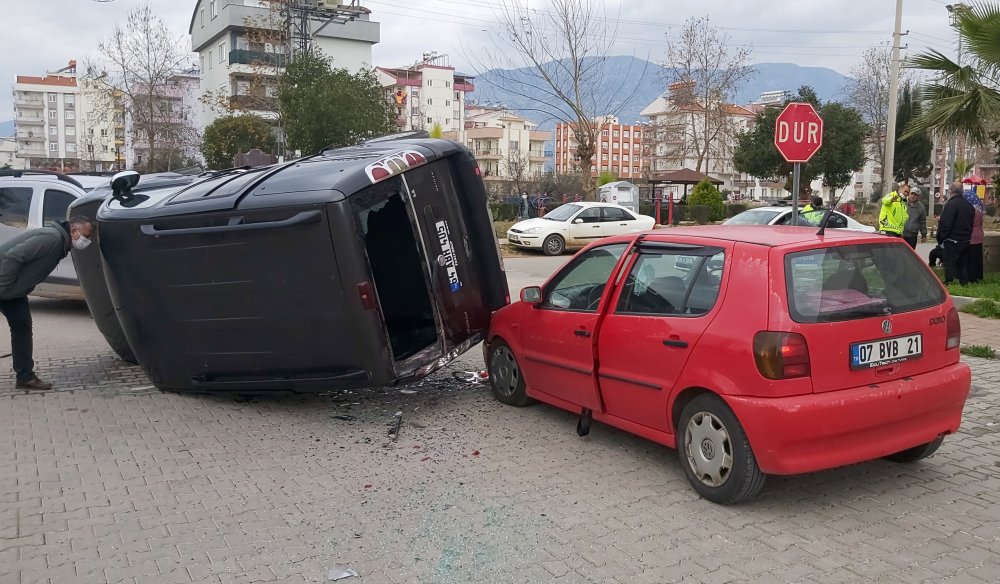Kontrolsüz kavşakta zincirleme kazada anne-oğul yaralandı