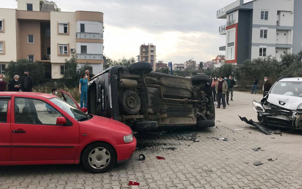 Kontrolsüz kavşakta zincirleme kazada anne-oğul yaralandı