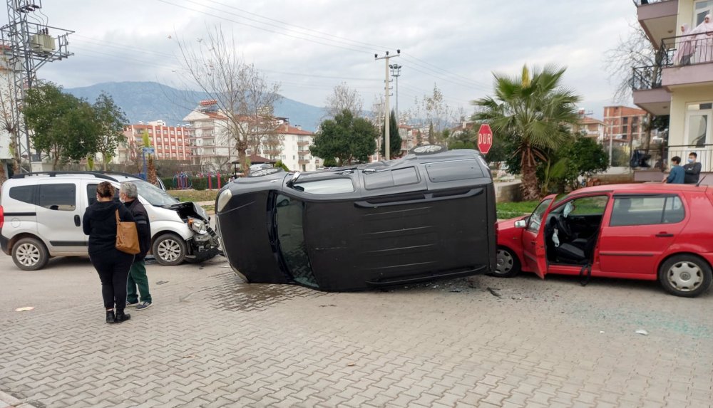 Kontrolsüz kavşakta zincirleme kazada anne-oğul yaralandı
