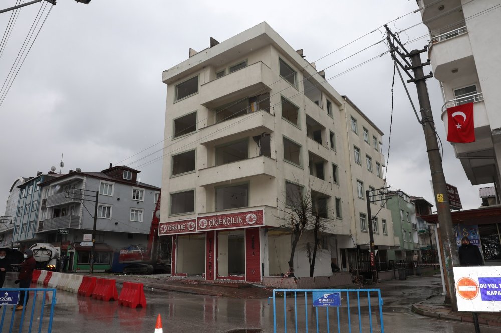 Körfez'de depremde hasar gören binanın yıkımına başlandı