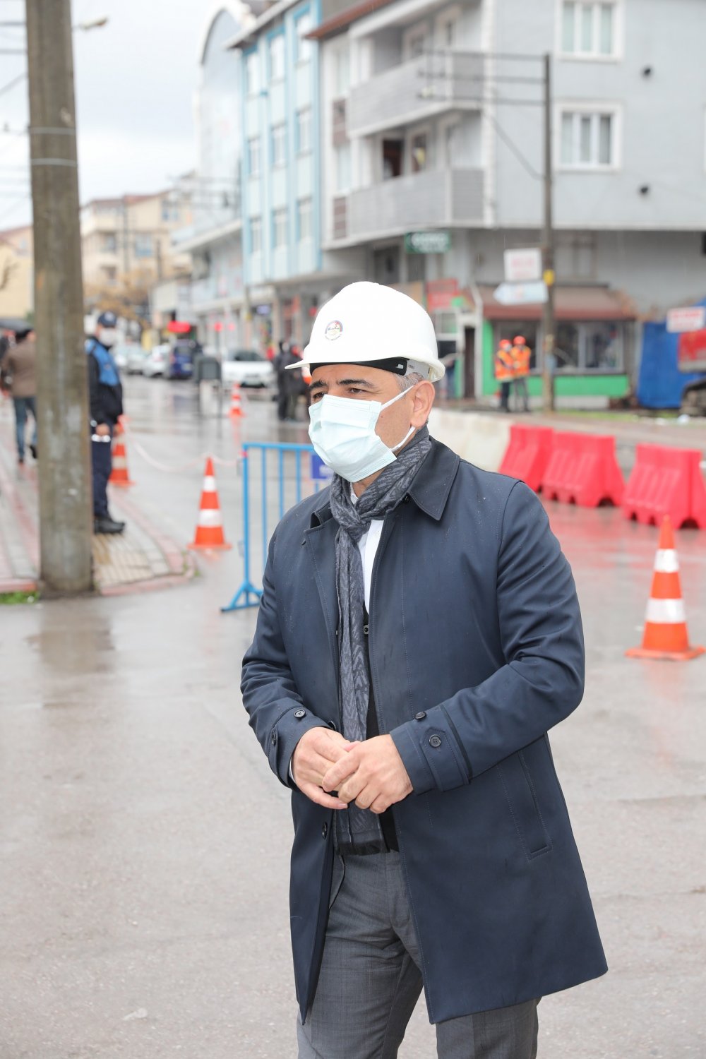 Körfez'de depremde hasar gören binanın yıkımına başlandı