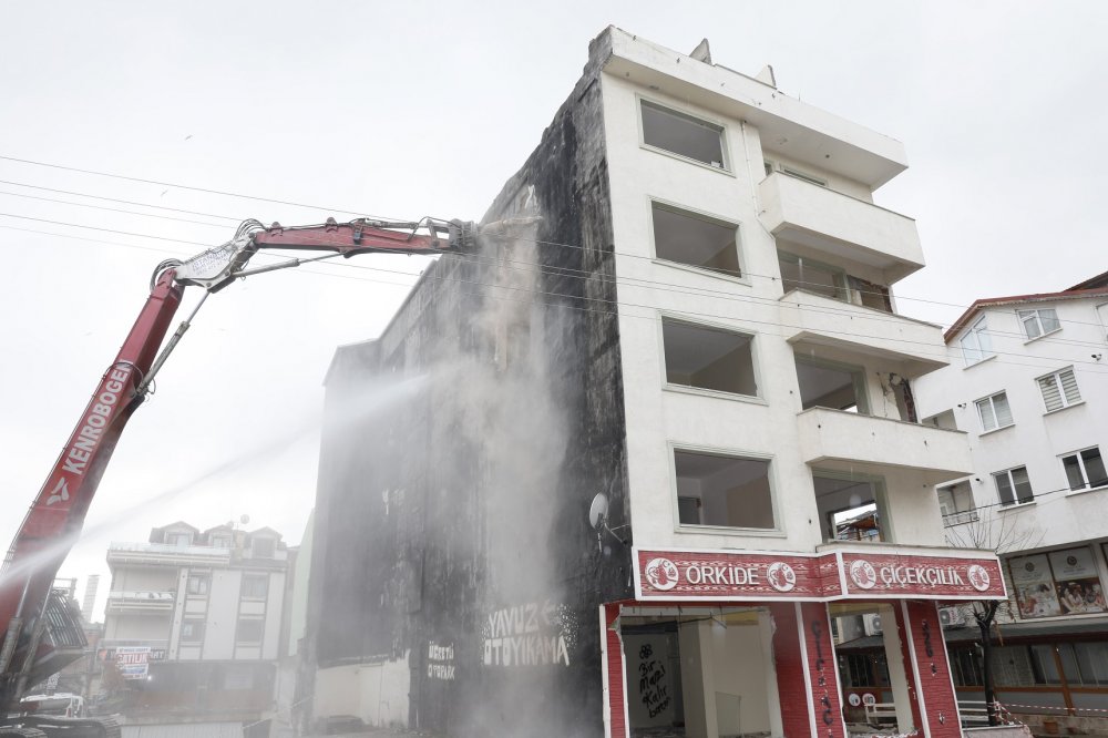 Körfez'de depremde hasar gören binanın yıkımına başlandı
