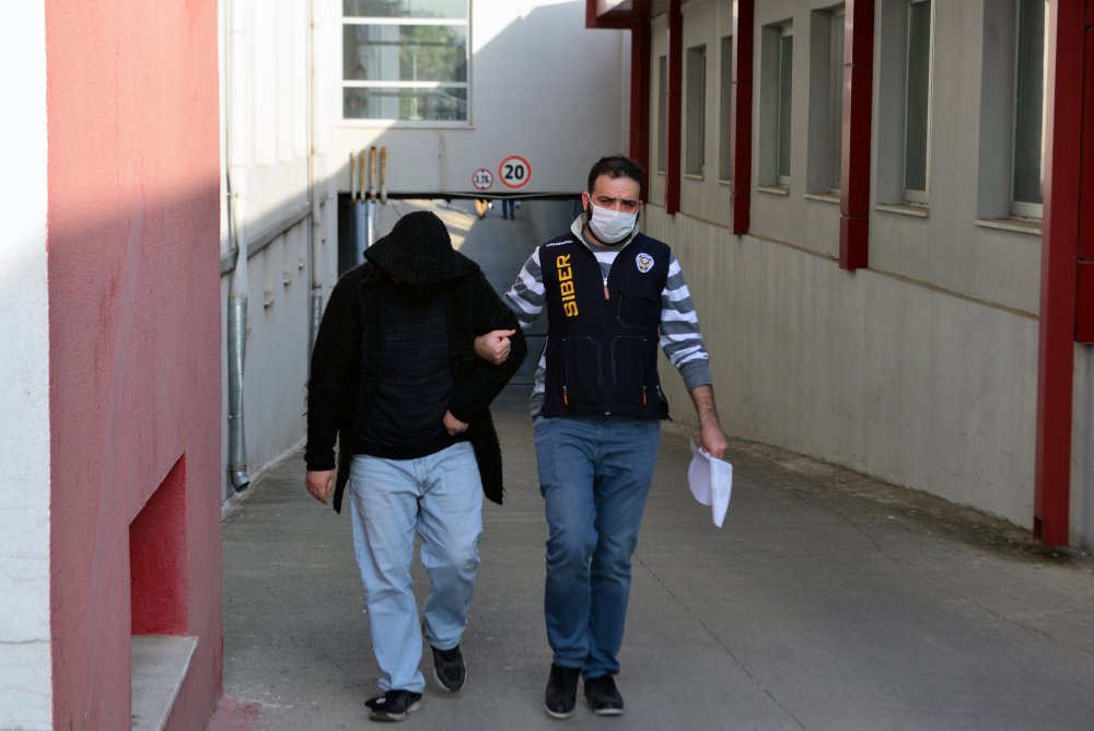 Kredi kartı bilgilerini çalıp, internetten alışveriş yaptılar