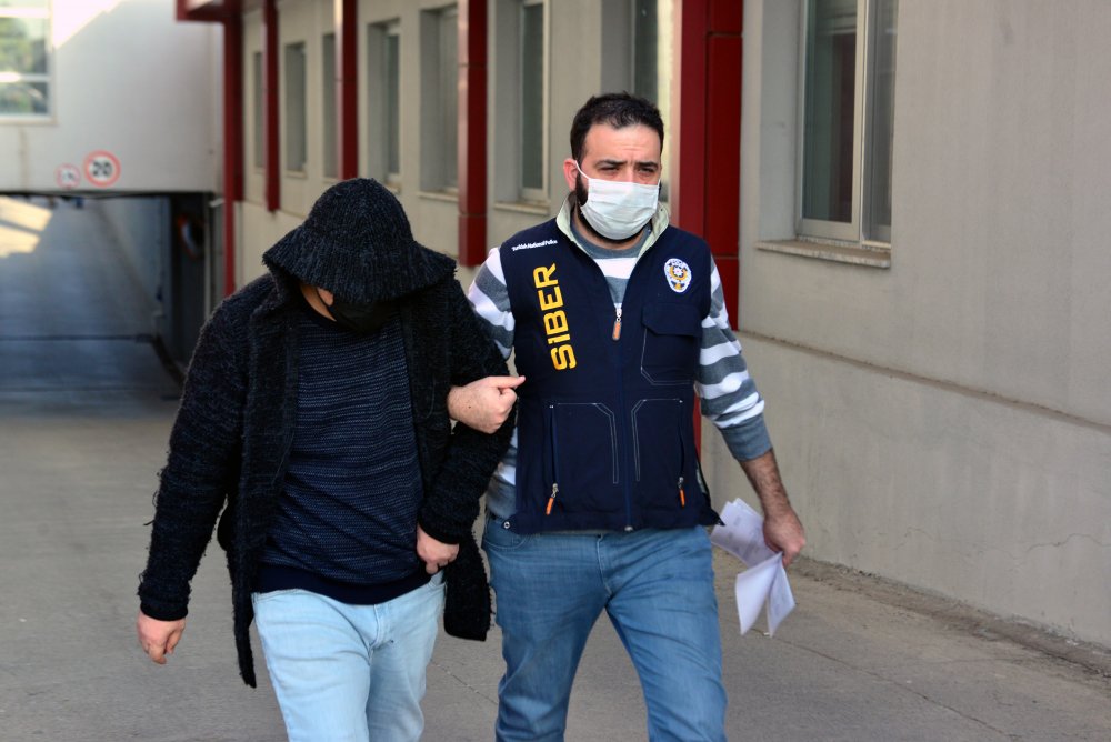 Kredi kartı bilgilerini çalıp, internetten alışveriş yaptılar