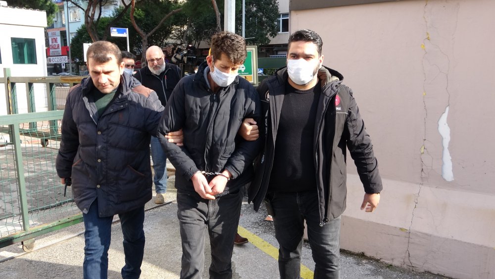 Küçük kızı, FETÖ tehdidiyle kandırıp, 300 bin liralık altını çaldı