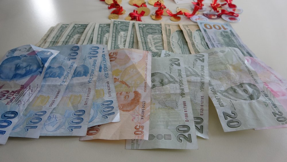 Küçük kızı, FETÖ tehdidiyle kandırıp, 300 bin liralık altını çaldı