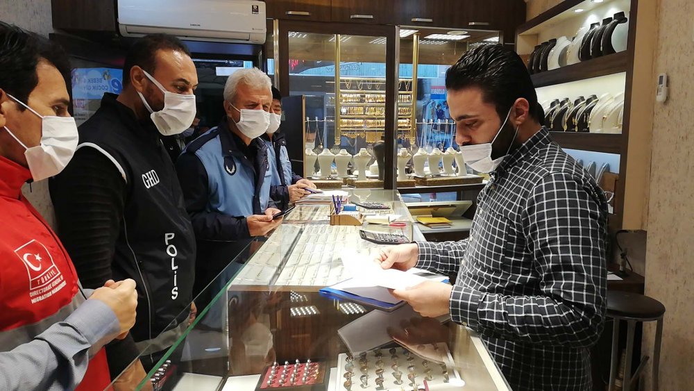 Suriyeli esnafa ait iş yerlerinde tabelaların Türkçeye uygunluğu denetlendi