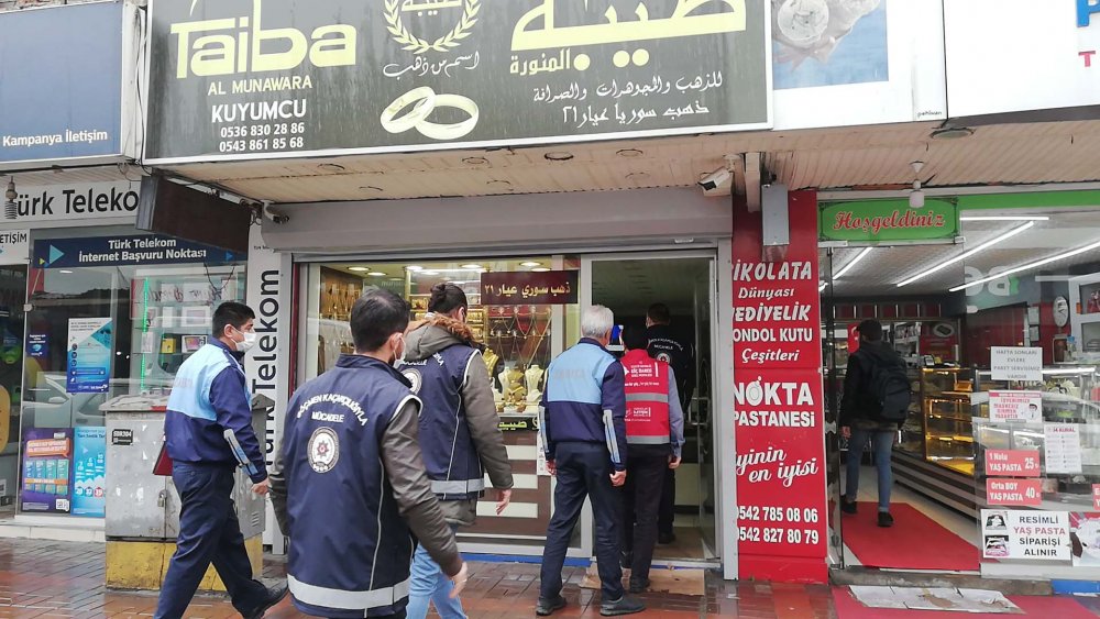 Suriyeli esnafa ait iş yerlerinde tabelaların Türkçeye uygunluğu denetlendi