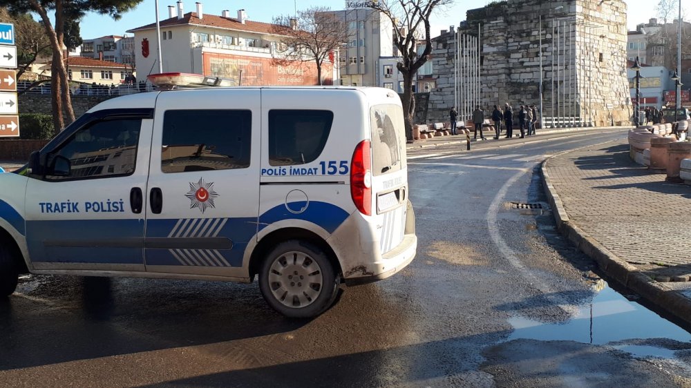 Tabancayla kalbine ateş eden genç ağır yaralandı