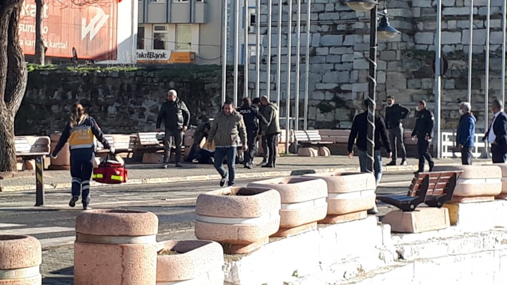 Tabancayla kalbine ateş eden genç ağır yaralandı