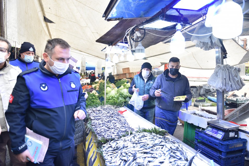 Tuzla’da balık tezgahlarına hamsi boyu denetimi