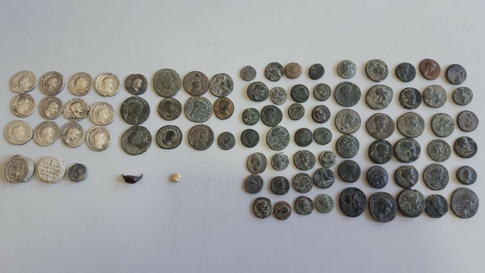 Salihli'de, polis ekiplerince durdurulan otomobilde 87 parça 'tarihi eser' ele geçirildi