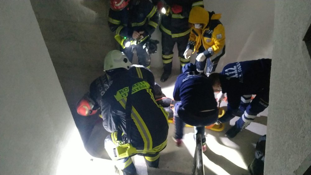 16 yaşındaki Zeynep, asansör boşluğundan düştü