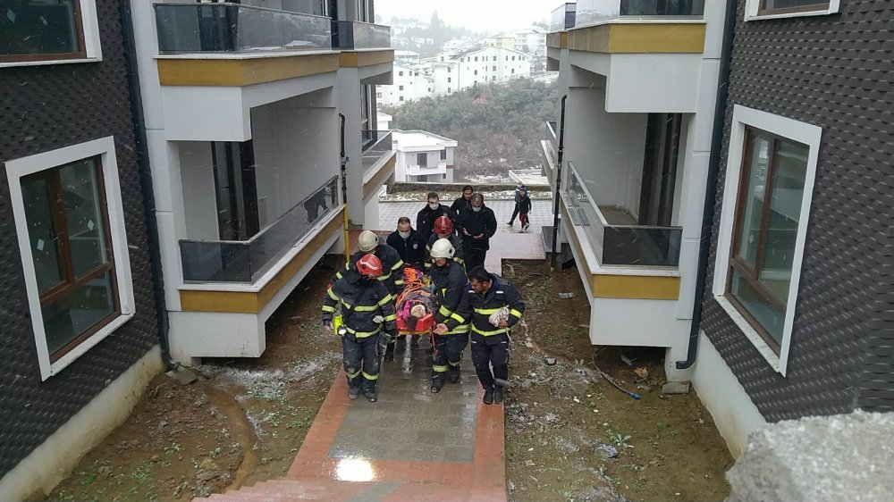 16 yaşındaki Zeynep, asansör boşluğundan düştü