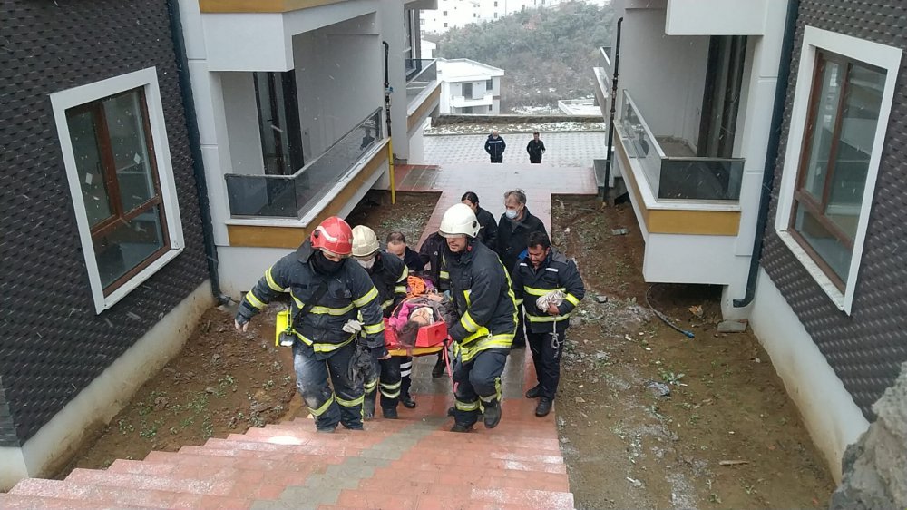 16 yaşındaki Zeynep, asansör boşluğundan düştü