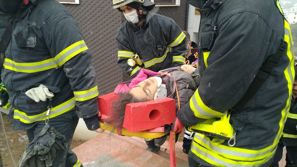 16 yaşındaki Zeynep, asansör boşluğundan düştü