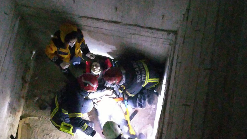 16 yaşındaki Zeynep, asansör boşluğundan düştü