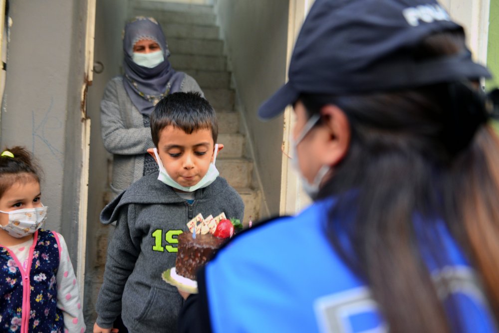 Babası cezaevinden mektup yazdı, polis doğum gününü kutladı