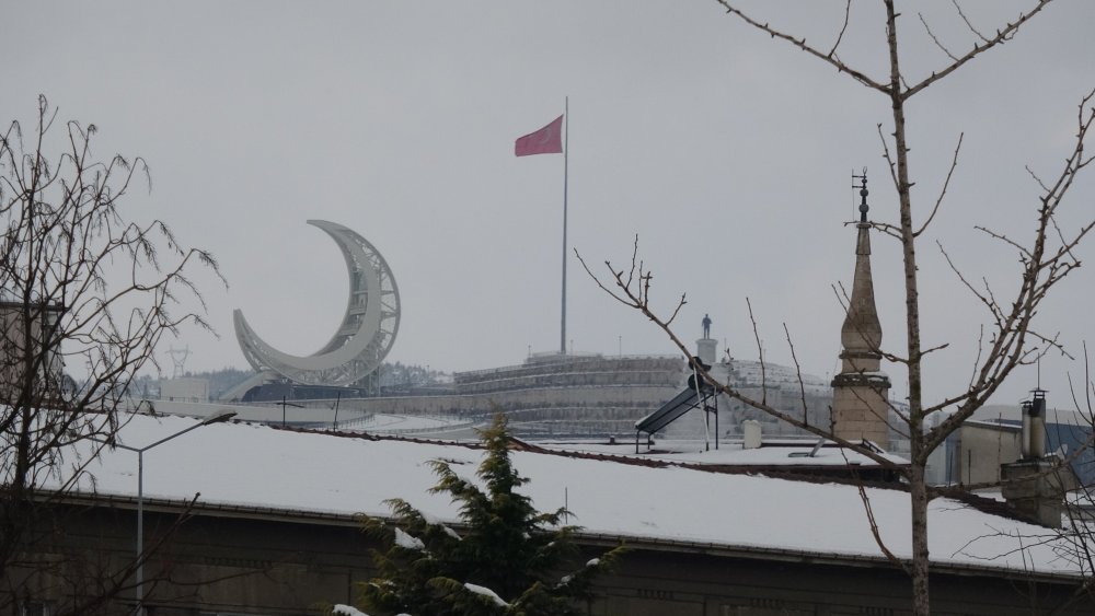 Balıkesir'de yollar kardan  kapandı, sokak hayvanları ile ihtiyaç sahipleri unutulmadı