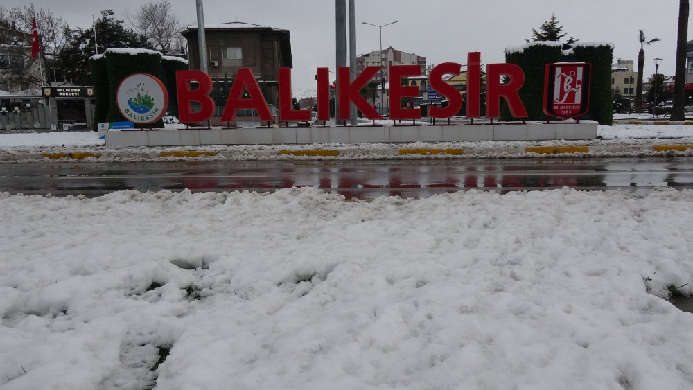 Balıkesir'de yollar kardan  kapandı, sokak hayvanları ile ihtiyaç sahipleri unutulmadı