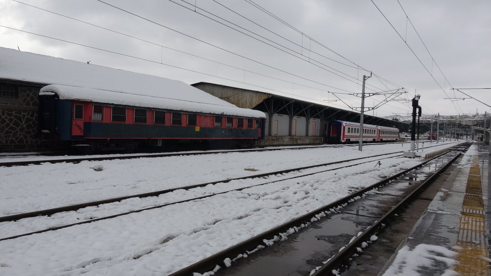 Balıkesir'de yollar kardan  kapandı, sokak hayvanları ile ihtiyaç sahipleri unutulmadı
