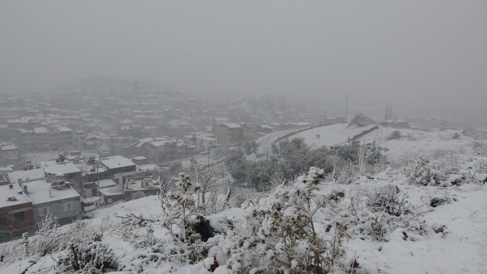 Balıkesir'de yollar kardan  kapandı, sokak hayvanları ile ihtiyaç sahipleri unutulmadı