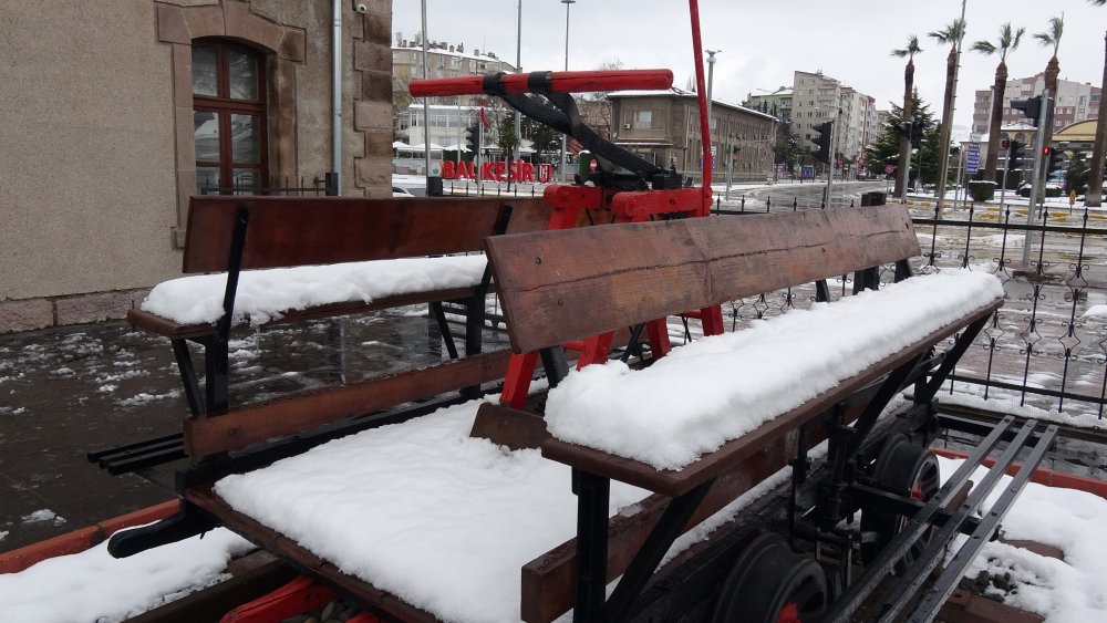 Balıkesir'de yollar kardan  kapandı, sokak hayvanları ile ihtiyaç sahipleri unutulmadı