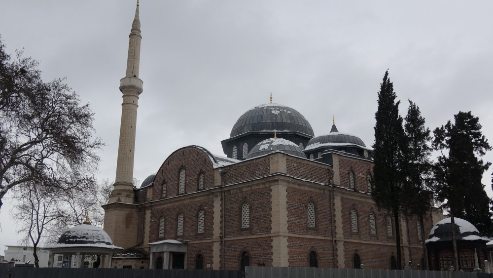 Balıkesir'de yollar kardan  kapandı, sokak hayvanları ile ihtiyaç sahipleri unutulmadı