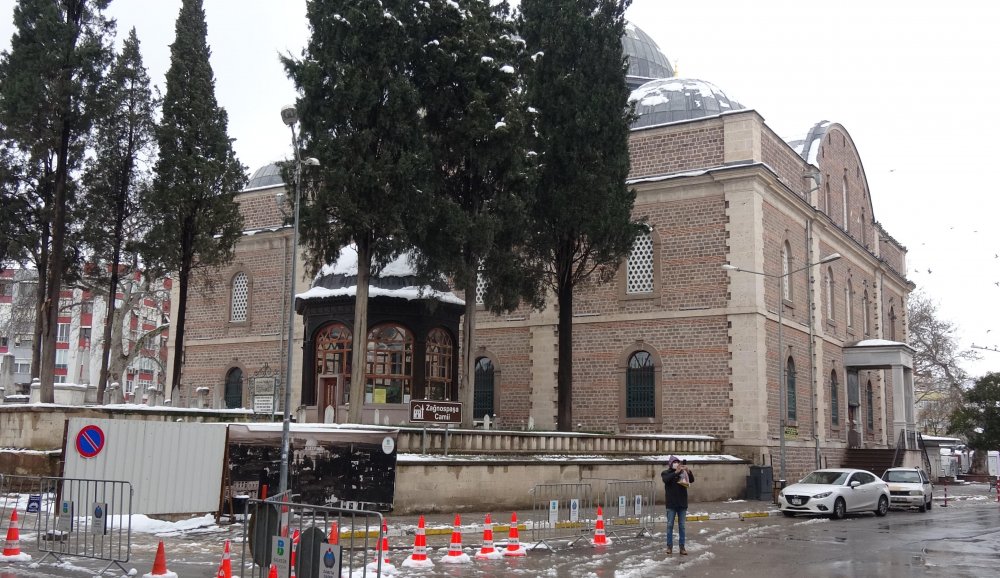 Balıkesir'de yollar kardan  kapandı, sokak hayvanları ile ihtiyaç sahipleri unutulmadı