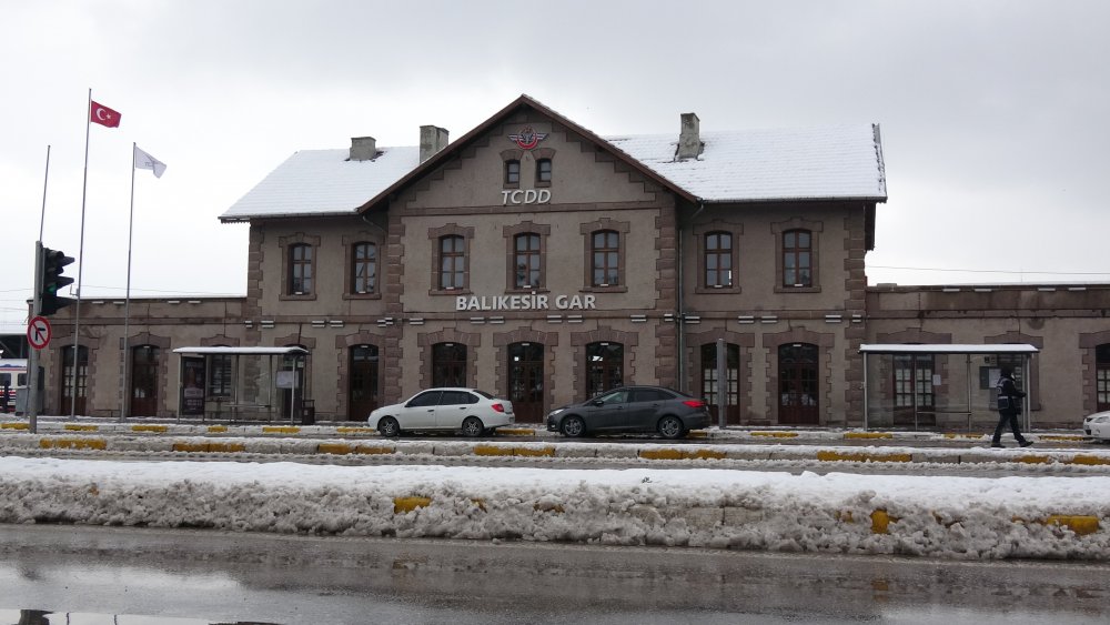 Balıkesir'de yollar kardan  kapandı, sokak hayvanları ile ihtiyaç sahipleri unutulmadı