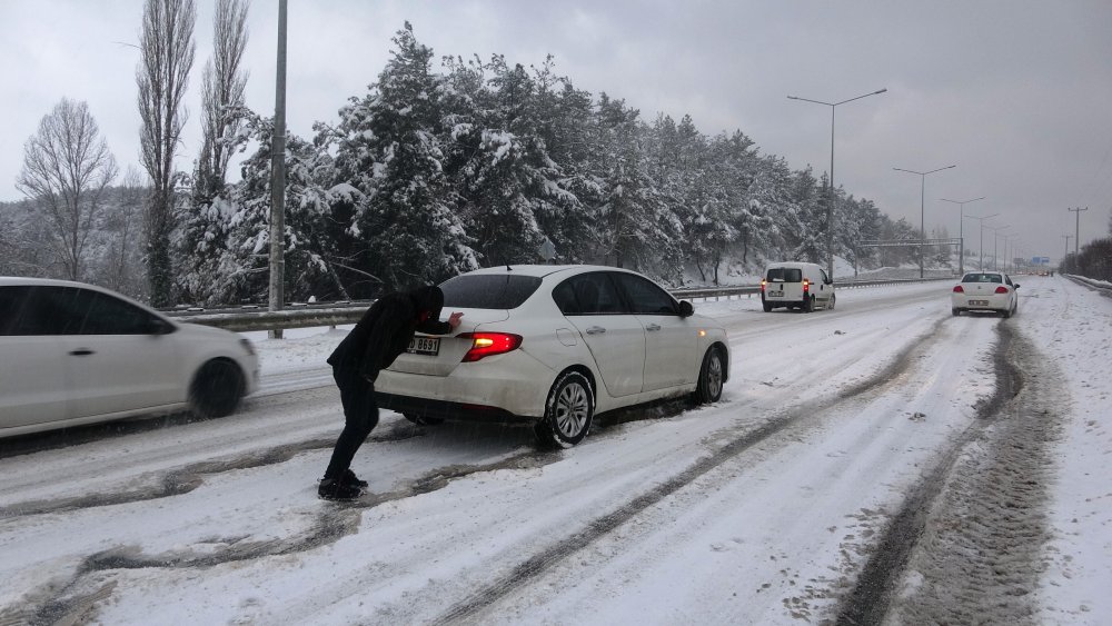 Bursa'da kar sonrası sürücüler zor anlar yaşadı
