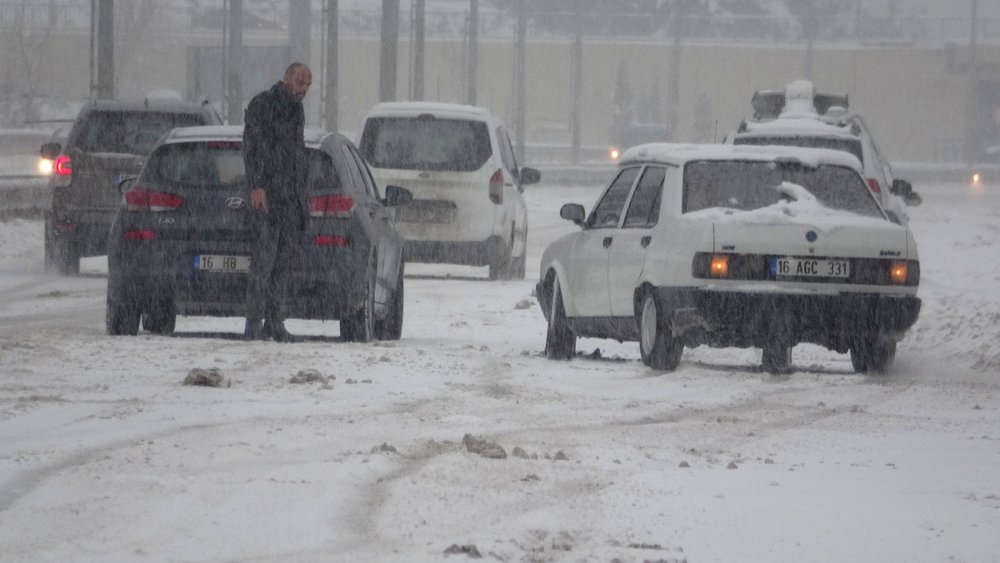 Bursa'da kar sonrası sürücüler zor anlar yaşadı