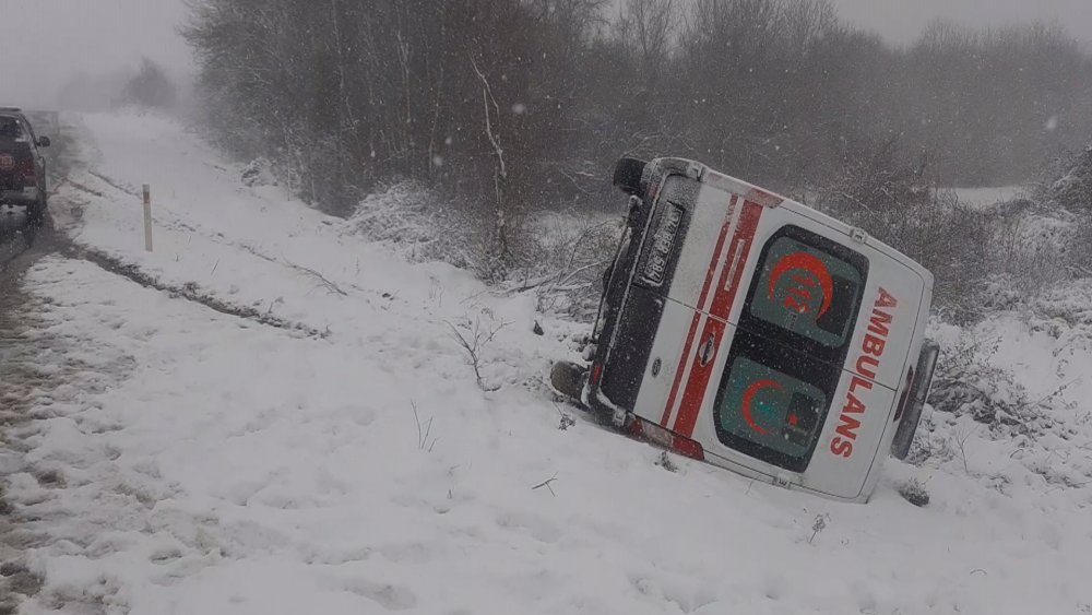 Çatalca’da ambulans devrildi