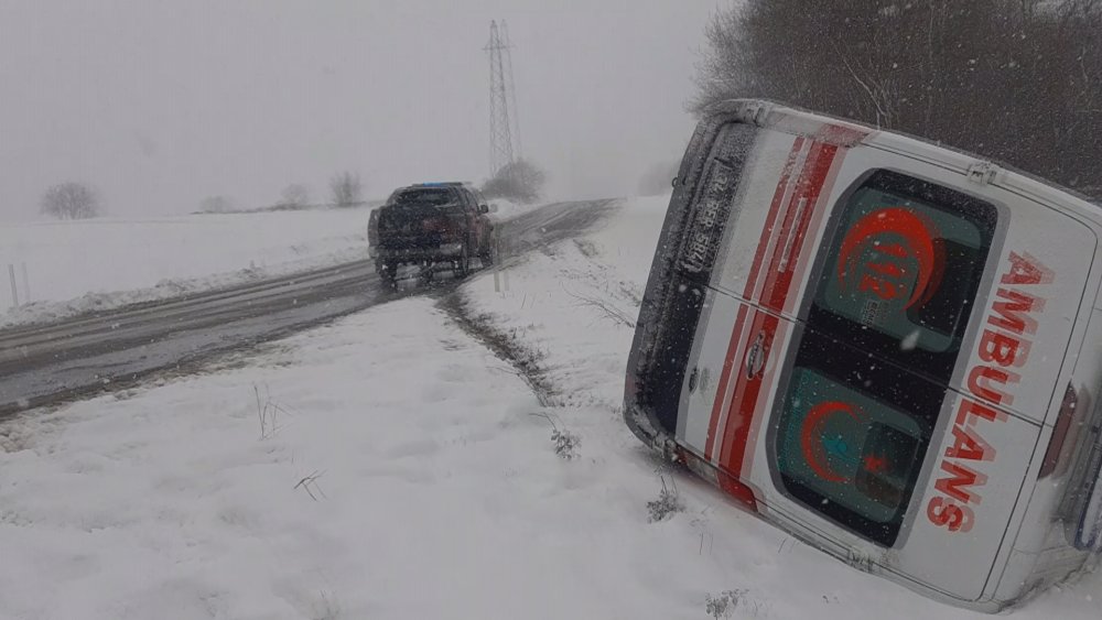 Çatalca’da ambulans devrildi